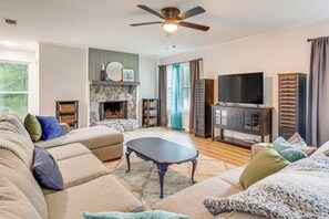 Living Room | Fireplace | Smart TVs | Free WiFi | Central A/C | 1st Floor