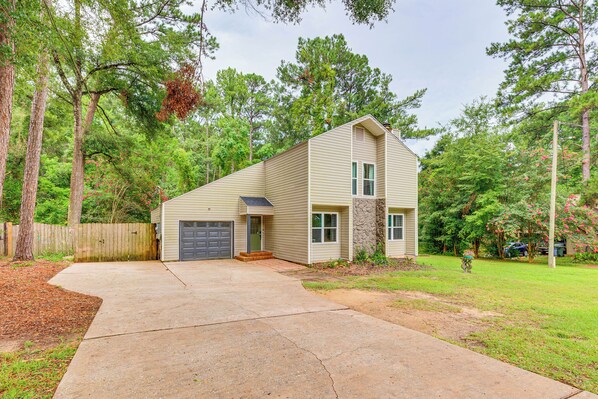 Daphne Vacation Rental | 5BR | 2.5BA | 2 Steps to Enter | 2,400 Sq Ft