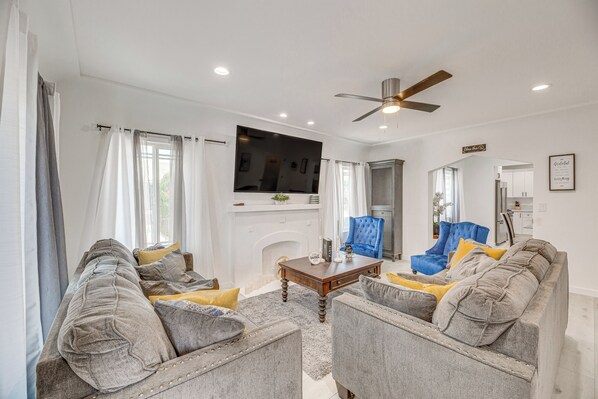 Los Angeles Vacation Rental | 2BR | 2BA | 1,250 Sq Ft | 5 Steps Required