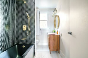Family-Friendly Luxury: This spacious bathroom features modern fixtures, a large bathtub, and all the essential toiletries, making it ideal for families and groups. The clean and stylish design provides a relaxing space for everyone to refresh and unwind after a busy day.