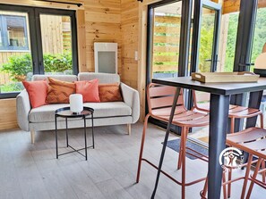 Entrée par une terrasse de 13 m² équipée d'un salon de jardin - H53G023894 - Chalet 24 La Forêt – Gîtes de France Mayenne
