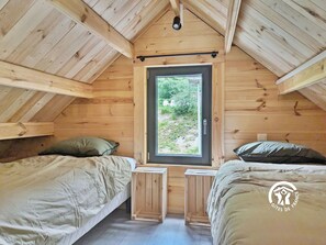 EN MEZZANINE, accessible par une échelle de meunier, 2 lits jumeaux (80x190cm) et deux tables de chevet - H53G023894 - Chalet 24 La Forêt – Gîtes de France Mayenne