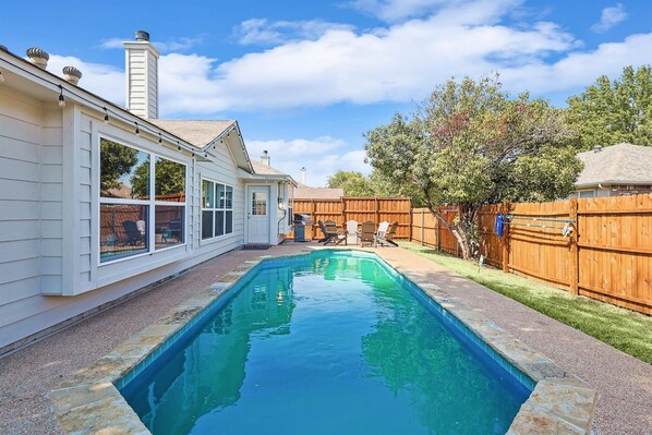 Nothing beats the Texas heat like a cool, refreshing dip in a swimming pool – and this outdoor pool is conveniently located only steps away, right in the backyard!