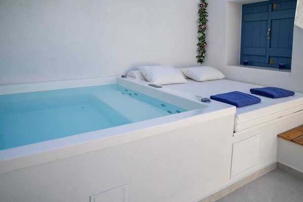 Private exterior jacuzzi of the property