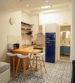 Fully equipped Kitchen space