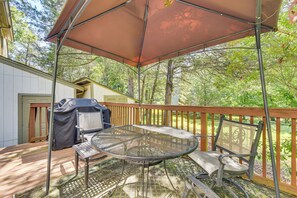 Back Deck | Gas Grill (Propane Provided)