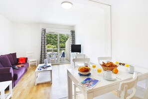 Welcome to our lovely 1 Bedroom Apartment with Alcove in Saint-Briac-Sur-Mer!