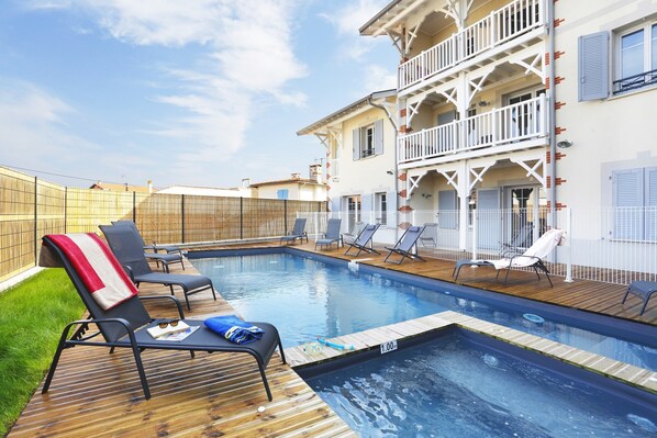 Come and dive into this outdoor pool after a wonderful day.