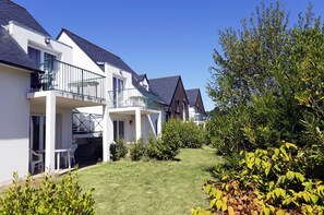 This house features a private entrance and a lovely balcony!