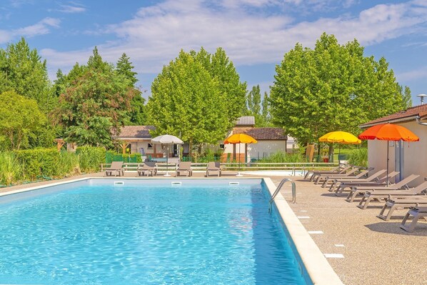Spend time with loved ones in the lovely pool in the summer!