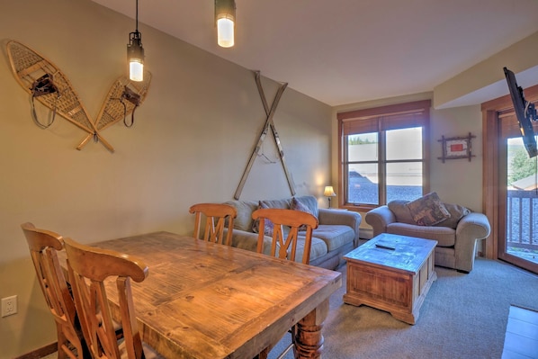 Furniture,Table,Indoors,Living Room,Room