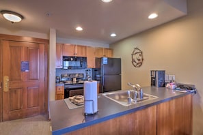 Indoors,Kitchen,Microwave,Oven,Refrigerator