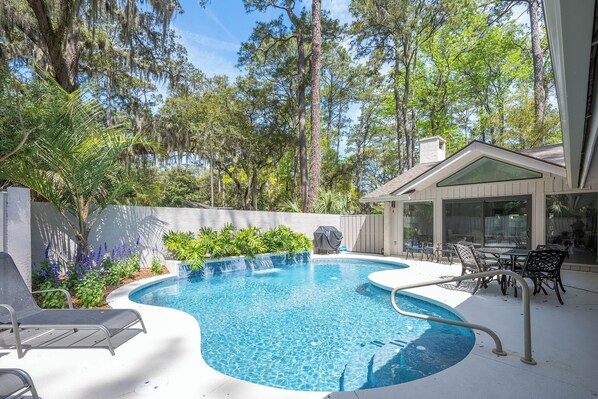 Large private pool with great entertainment area