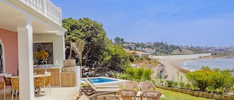 Cubo's Beachfront Villa Khayyam