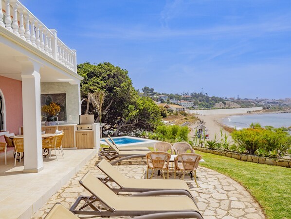 Cubo's Beachfront Villa Khayyam