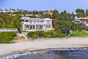 Cubo's Beachfront Villa Khayyam
