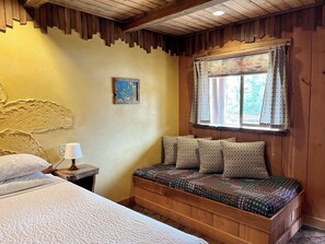 Twin day bed..use a as a sitting area or a bed(linens provided)