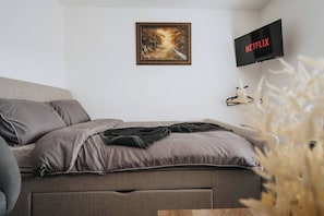 Bedroom area with 1 Double size bed