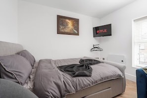 Bedroom area with 1 Double size bed