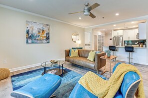Living Room | Flat-Screen TV | Central Air Conditioning/Heat | Free WiFi
