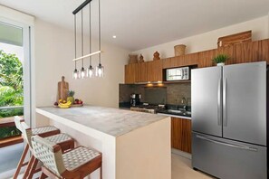 Dine at the kitchen island for 3, with comfy stools and a beautiful jungle view.