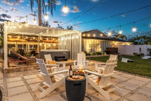 Cozy nights by the fire! Relax, unwind, and make s'mores under the stars at our rental with a fire pit. Perfect for storytelling, laughter, and making unforgettable memories.