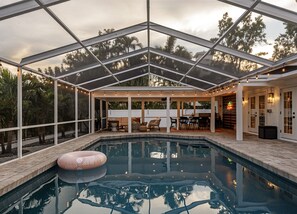 Relax with a drink, bask in the sun, or take a refreshing dip in the inviting waters – a perfect oasis for unwinding and enjoying the vacation.
