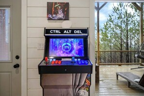 Arcade game with optional head-to-head mode