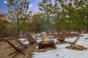 Outdoor fire pit