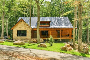 Foxcroft is a brand new Deep Creek Lake vacation rental.