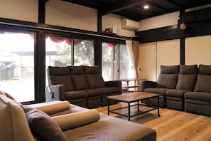 Air conditioning is also installed, so you can stay comfortable regardless of the season.