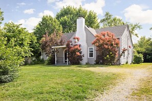 Situated centrally in a peaceful location, enjoy being just a stone's throw away from downtown Indianapolis!