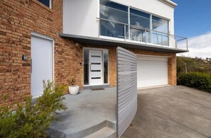 Large modern home with double lock up garage. Lav Australia Sulav Rating, 5 stars ,· November 2023 Beautiful home with water view at a peaceful location. Very neat and tidy.