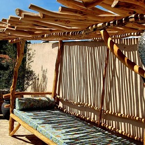 Chill pool bench