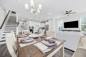 Enjoy dining with your family and friends about random memories or experiences