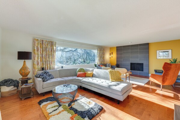 Medford Vacation Rental | 2BR | 2.5BA | 1,900 Sq Ft | Steps Required
