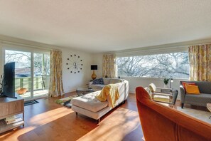Living Room | Indoor Fireplace | Free WiFi