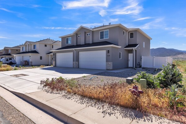 Architecture, Building, House, Neighborhood, Outdoors