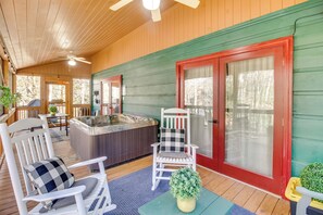 Private Screened Porch | Hot Tub | Self Check-In | 9 Mi to Downtown Blue Ridge