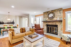 Living Area | Full Sleeper Sofa | Flat-Screen TV w/ Cable | 1st Floor