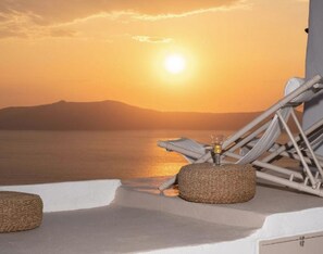 Dazzling Santorini Villa | Villa Aragon | 3 Bedrooms | Children under 12 years old are not allowed | Breathtaking Caldera Viwes | Sun Deck | Outdoor Jacuzzi | Shaded Terrace with Outdoor Dining Area | Indoor Cave Jacuzzi | Agiou Mina, Fira