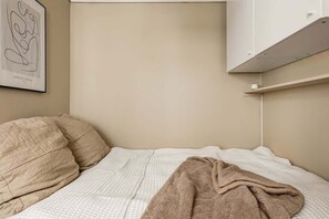 You'll sleep on a 140 cm bed, perfectly fitted into the room for maximum coziness. Enjoy a restful night and wake up refreshed, ready to explore the city!