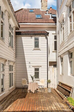 In addition to the apartment, you'll have access to a shared backyard with  plenty of sunlight. This is the ideal spot for relaxing with a good book and  a glass of wine!
