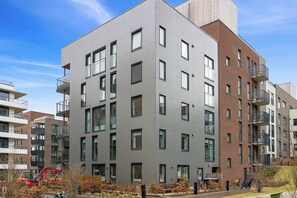 Live in a modern apartment complex built in 2021. You'll have the opportunity to park your car in the street outside the building!