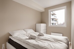 Here, you'll have a 150 cm bed with a soft mattress,  electrical outlet by the bed and both a drawer and closet with plenty of space to unpack your bags!