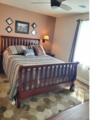 Bedroom with queen size bed