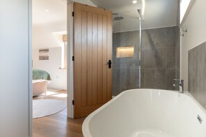 The Puzzle House Master Bedroom Ensuite - StayCotswold