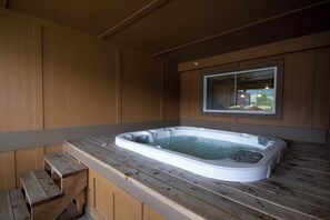 Bañera de hidromasaje cubierta
