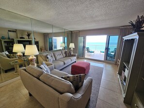 Living Area w/Gulf Front View