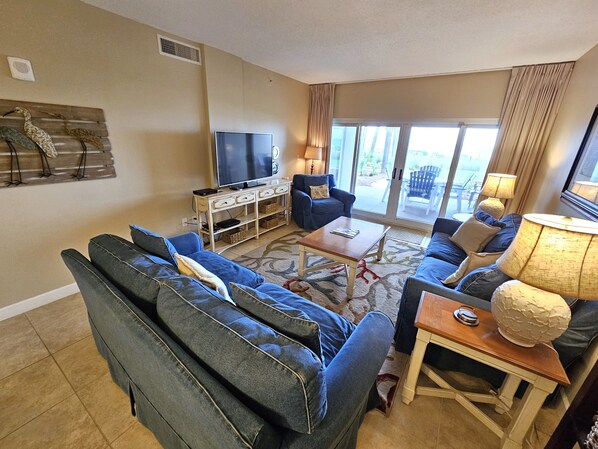 Living Area w/Gulf Front View